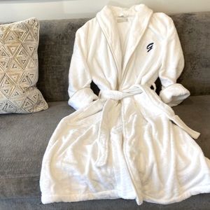 100% Turkish cotton robe , unisex with the initial G on the front.